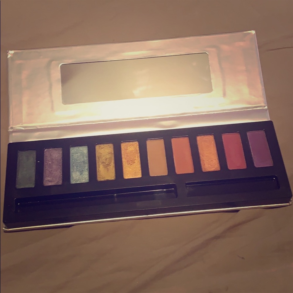 Glam eyeshadow. 10 eyeshadows